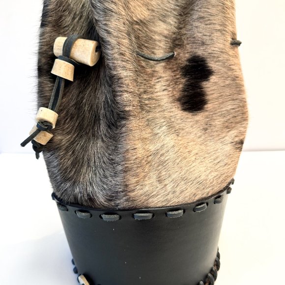 Hand made custom cowhide bucket bag - Picture 8 of 10